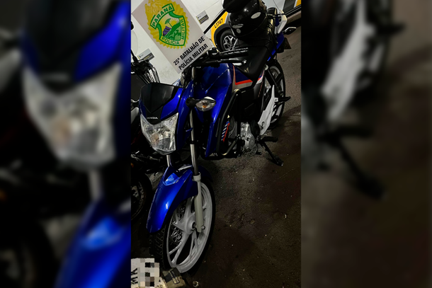  A motocicleta Honda CG 160 de cor azul foi apreendida pela Polícia Militar