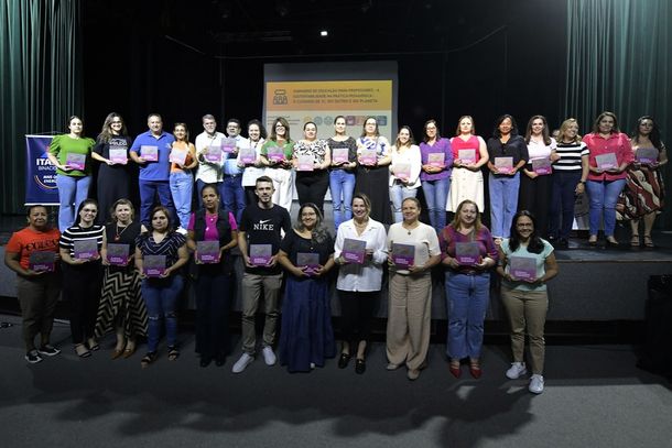 Representantes presentes no seminário foram presenteados com o livro ‘Os caminhos da Educação Ambiental na Itaipu Binacional’