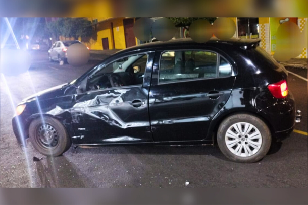 O incidente envolveu um VW Gol preto e uma Yamaha Factor vermelha, resultando em danos nos veículos