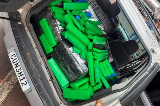 O carro estava carregado com 389 tabletes de maconha, totalizando 302 quilos do entorpecente