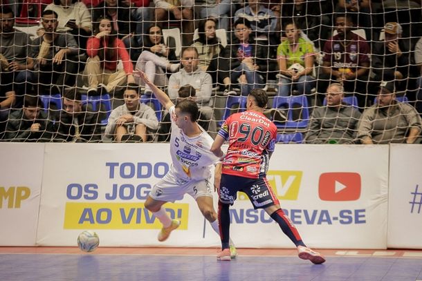 Farias foi um dos destaques do Umuarama no jogo desta noite de quarta (10) ao marcar dois gols