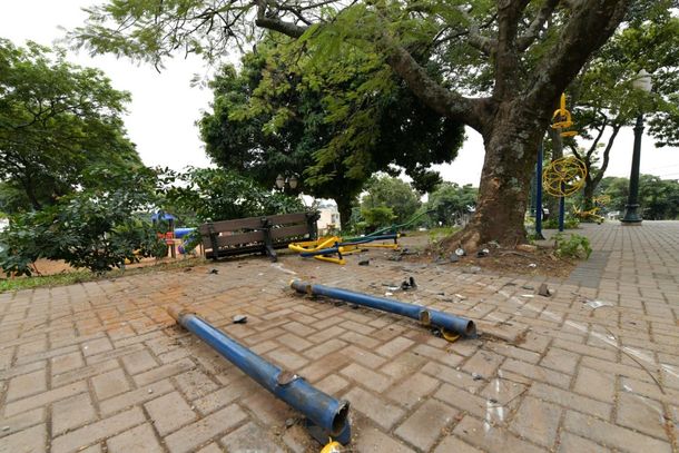 O acidente foi gravado por câmeras de segurança. Uma picape Fiat Strada de cor preta avançou sobre a praça 