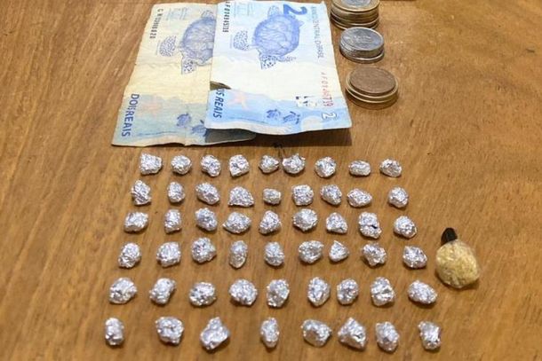 Os policiais militares apreenderam 53 pedras de crack em Umuarama