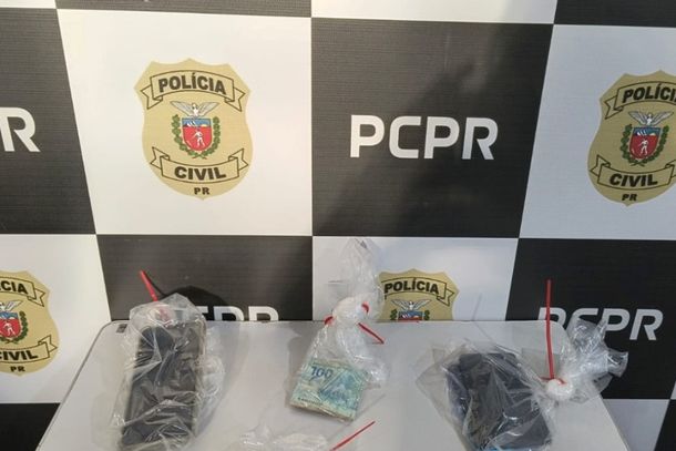 Os policiais apreenderam dinheiro, celulares e cigarros de maconha