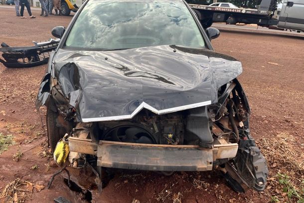 O veículo Citroen C4 após a colisão na rodovia PR-239