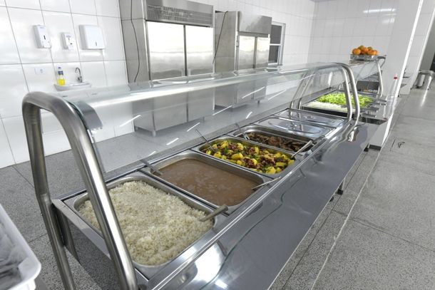 S&atilde;o 10 vagas para auxiliar de cozinha, duas vagas para cozinheiro e uma vaga para a&ccedil;ougueiro