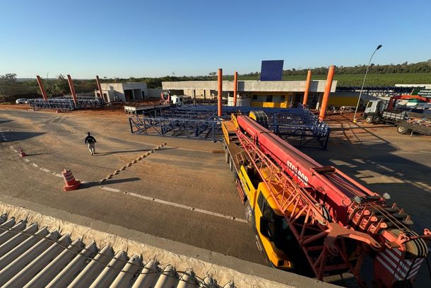Içamento e instalação de cobertura de pista da nova unidade que está sendo construída para a PRF, em Alto Paraíso