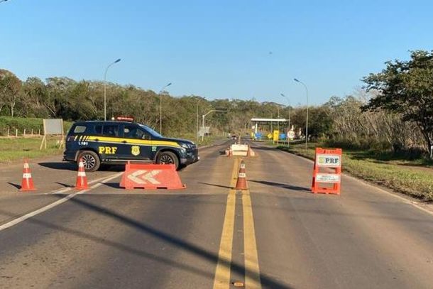 A rodovia ficará interditada até às 12h desta sexta-feira (19)