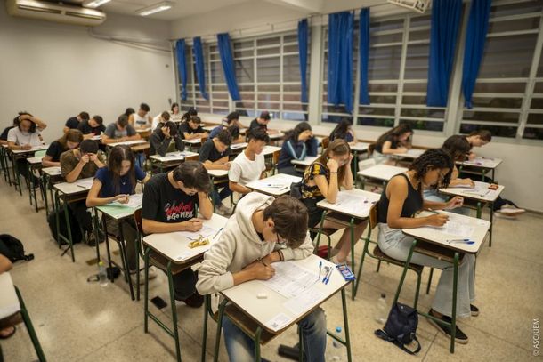 Durante as cinco horas de prova, os concorrentes deverão responder a 50 questões objetivas, no estilo somatória, além de uma redação