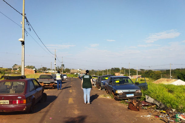 O morador foi notificado por fiscais da Divisão de Código de Postura, que deram o prazo de 15 dias para que ele providenciasse a retirada de todos os veículos que estão estacionados de forma irregular