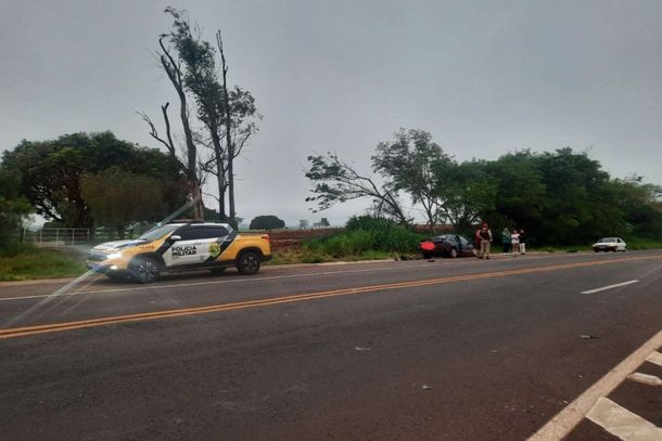 O acidente, caracterizado pela PRE como abalroamento transversal, foi registrado por volta das 4h