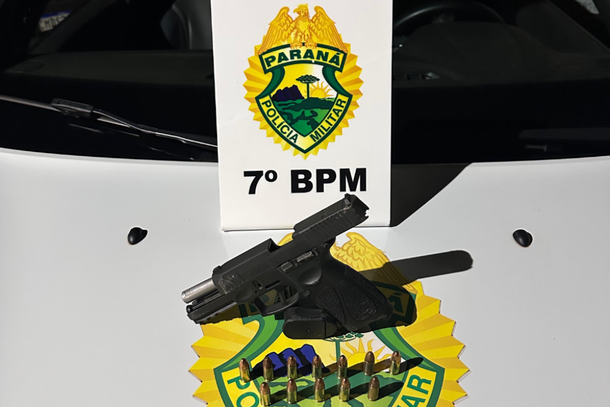 Durante a fuga, o homem descartou a arma antes de perder o controle da moto e colidir 