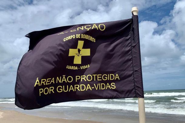Locais que n&atilde;o contam com a presen&ccedil;a de guarda-vidas s&atilde;o devidamente sinalizados e inadequados para banho