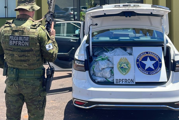 Os policiais constataram que o carro estava carregado com os agrot&oacute;xicos, que seriam entregues na cidade por R$ 1 mil