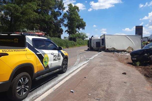 Caminh&atilde;o tombou, ocasionando o bloqueio parcial da rodovia