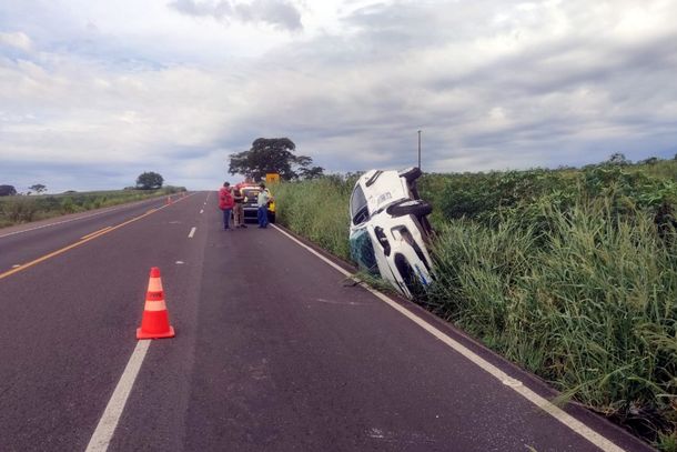 Capotamento foi registrado na PR-486 na manh&atilde; desta ter&ccedil;a