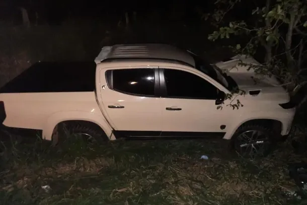 Parte frontal do ve&iacute;culo teve danos de consider&aacute;vel monta com o choque