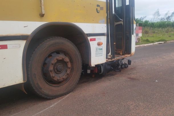 Moto parou embaixo do &ocirc;nibus