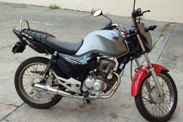 Diante das irregularidades, a motocicleta foi apreendida para regulariza&ccedil;&atilde;o, conforme prev&ecirc; a legisla&ccedil;&atilde;o de tr&acirc;nsito