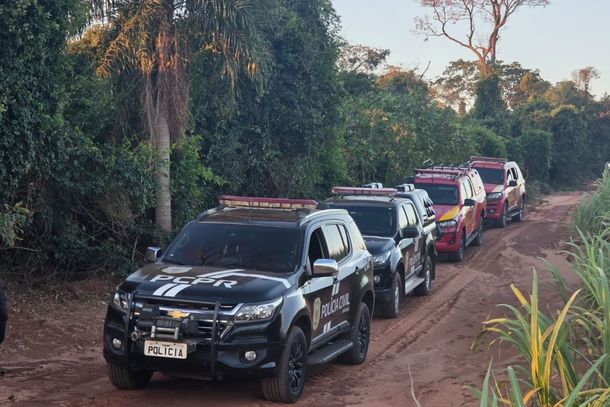 Pol&iacute;cia usa sonar, helic&oacute;ptero e c&atilde;es nas buscas por desaparecidos em Icara&iacute;ma