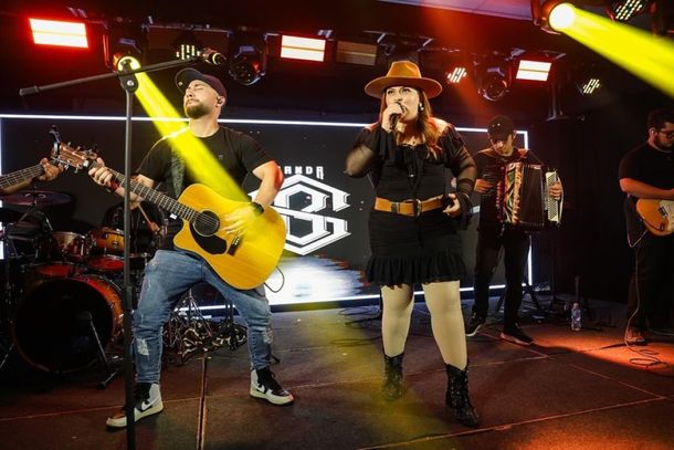 Show de Lucas & Aline marca abertura do Campeonato de Pesca no Porto Figueira, em Alto Para&iacute;so