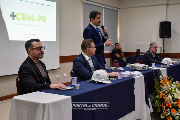 O vice-presidente do CRM-PR fala na abertura do evento, no hall do hotel Caiu&aacute;