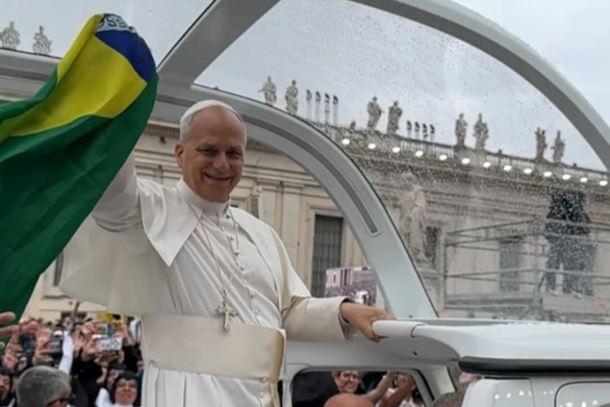 Padre Wagner revelou em seu Instagram que a miss&atilde;o do dia era entregar uma bandeira do Brasil ao pont&iacute;fice