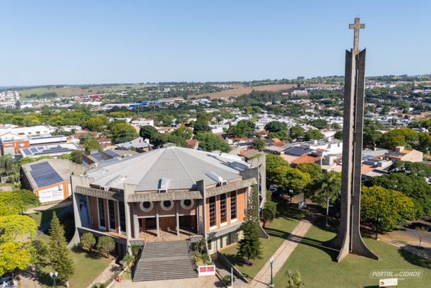 Com mais de cinco d&eacute;cadas de hist&oacute;ria, a Catedral do Divino Esp&iacute;rito Santo segue como um s&iacute;mbolo de f&eacute;, mem&oacute;ria e arte sacra em Umuarama