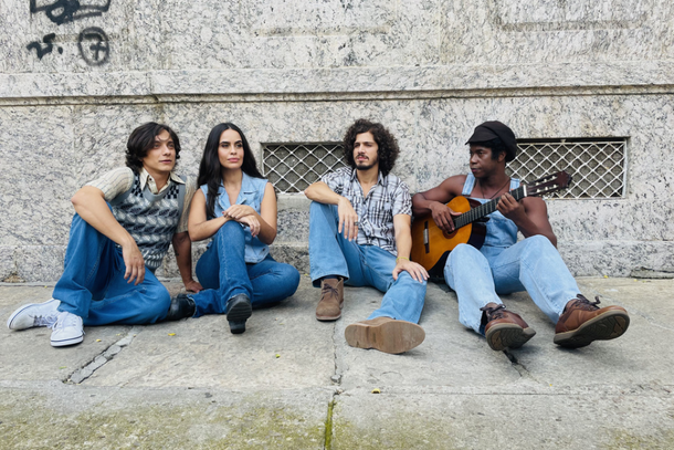 Montagem celebra o pulsar de uma obra que simplesmente revolucionou a m&uacute;sica nacional