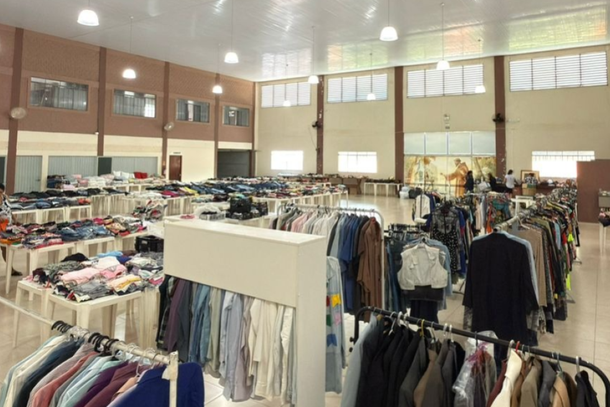 Pastoral Social promove bazar beneficente com roupas a partir de R$ 2 em Umuarama