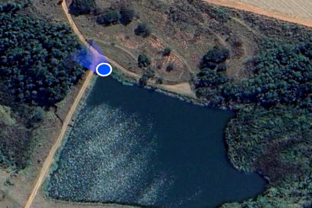 Ponto em que o ve&iacute;culo saiu da pista e caiu na represa