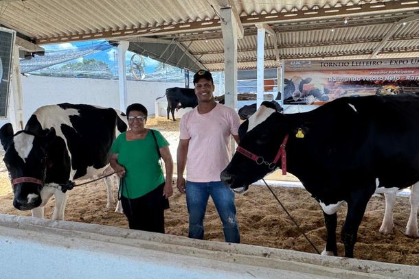 O policial produtor e a m&atilde;e, Dona F&aacute;tima, no parque de exposi&ccedil;l&otilde;es