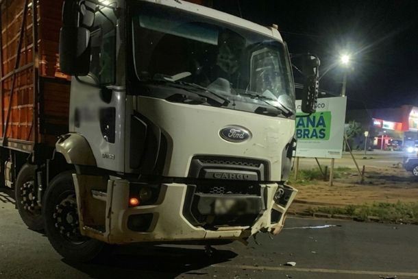 Moto em que estava a v&iacute;tima colidiu com um caminh&atilde;o Ford Cargo