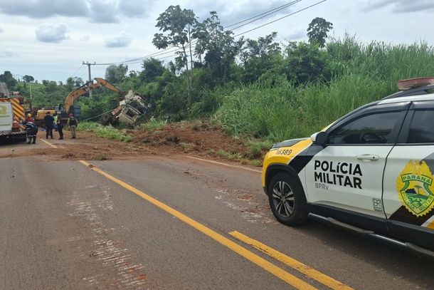 Motorista de 54 anos perde a vida em grave acidente com caminh&atilde;o na PR-082