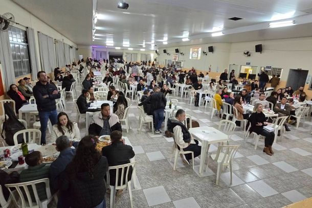 Realizado no Sal&atilde;o Santa Clara, evento arrecadou fundos para as despesas das apresenta&ccedil;&otilde;es culturais do grupo
