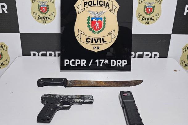 Os policiais localizaram o homem no im&oacute;vel e apreenderam um simulacro de pistola, o fac&atilde;o e o equipamento de choque