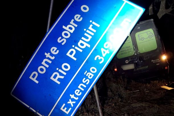 Placa de sinaliza&ccedil;&atilde;o foi danificada ao ser atingida pela Ducato