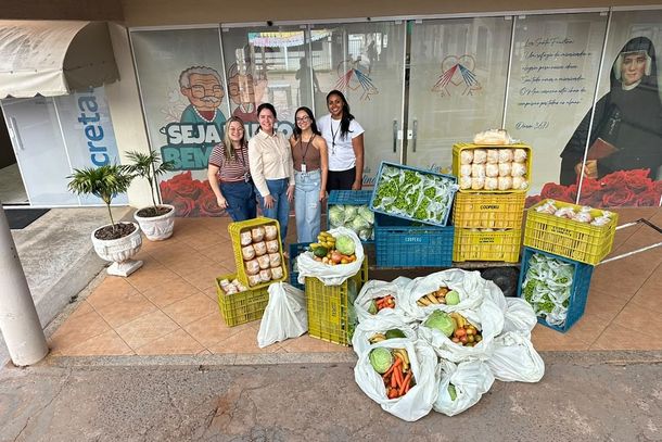 Dezenas de fam&iacute;lias participaram da a&ccedil;&atilde;o juntando cerca de 6 quilos de materiais recicl&aacute;veis para cada troca