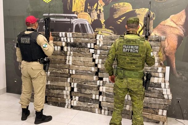 Fardos de maconha foram localizados em uma &aacute;rea de mata, no munic&iacute;pio de Perobal