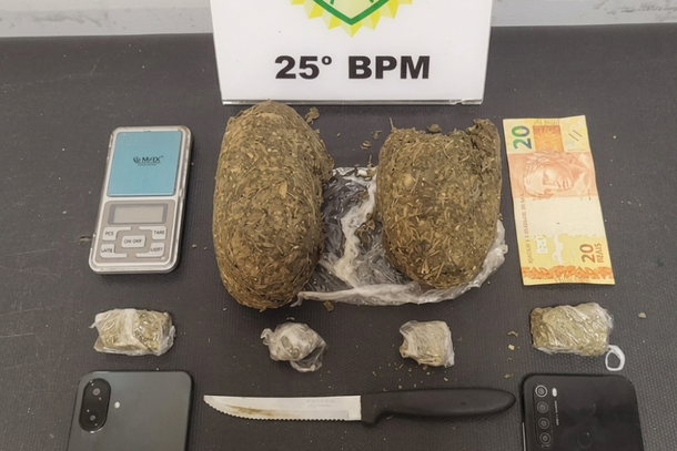 Foram apreendidos aproximadamente 267 gramas de maconha, 2,5 gramas de coca&iacute;na, R$ 20 em dinheiro, dois aparelhos celulares e objetos