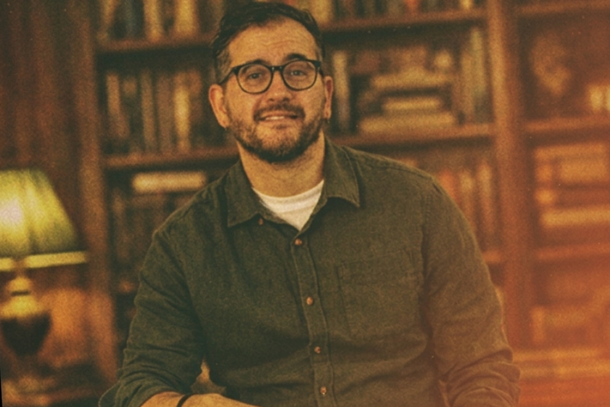 Com seu humor observacional caracter&iacute;stico, o comediante transforma inseguran&ccedil;as, frustra&ccedil;&otilde;es e dilemas da vida adulta em risadas imediatas