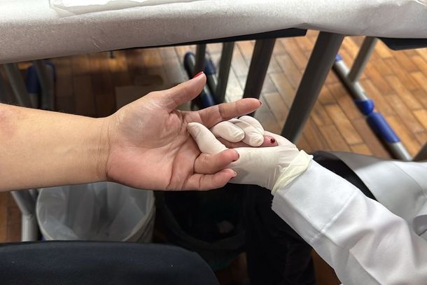 A equipe do ambulat&oacute;rio realiza aconselhamento pr&eacute; e p&oacute;s-teste, al&eacute;m da oferta de testes r&aacute;pidos para HIV, s&iacute;filis e hepatites virais B e C