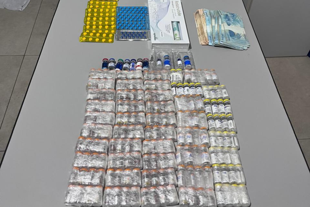 Os quatro ocupantes, juntamente com o ve&iacute;culo e todo o material apreendido, foram encaminhados &agrave; Pol&iacute;cia Federal