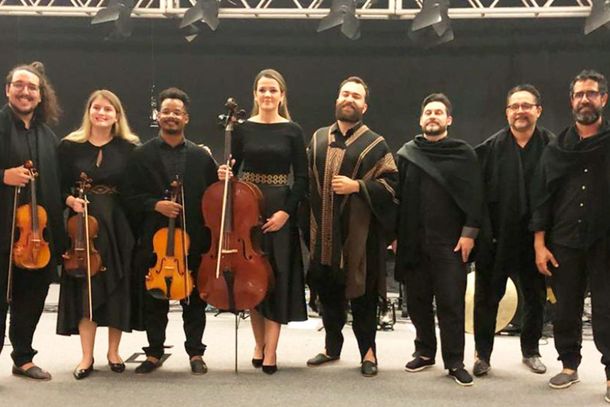 O grupo &eacute; formado por m&uacute;sicos da Orquestra Sinf&ocirc;nica de Porto Alegre (Ospa), e pelo cantor l&iacute;rico paranaense Etcheverry Santi Rebelatto
