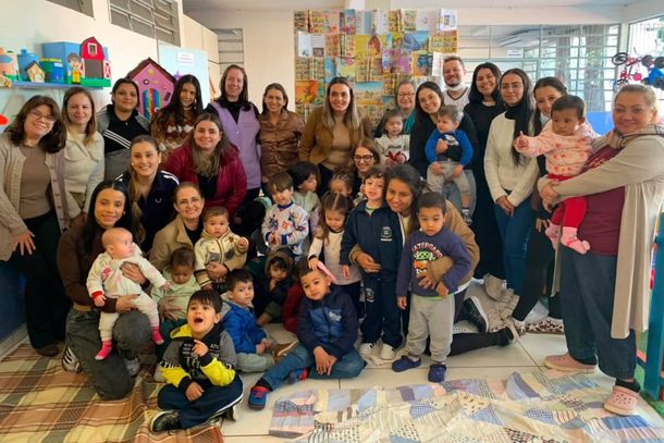 Equipe e alunos do CMEI reconheceram contribui&ccedil;&atilde;o de &Acirc;ngela para o incentivo &agrave; leitura e &agrave; literatura infantil em Umuarama