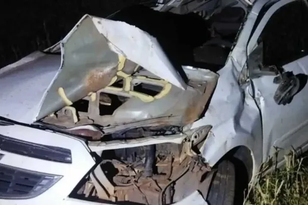 Ele conduzia um ve&iacute;culo Chevrolet Prisma quando perdeu o controle da dire&ccedil;&atilde;o, fazendo com que o autom&oacute;vel sa&iacute;sse da pista e capotasse violentamente