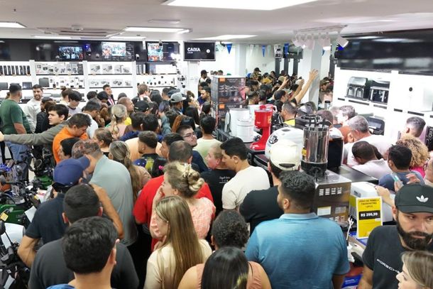 Promo&ccedil;&atilde;o noturna atrai milhares de clientes para a fronteira em Salto del Guair&aacute;, no Paraguai