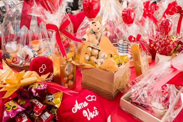 Para atrair consumidores e facilitar a escolha dos clientes, comerciantes t&ecirc;m investido em kits de presentes e cestas tem&aacute;ticas