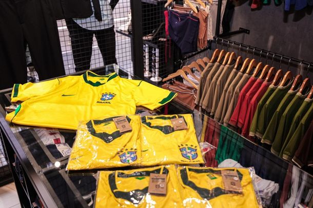 Consumidores est&atilde;o em busca de camisetas, bandeiras e cornetas para apoiar a Sele&ccedil;&atilde;o Brasileira nos dias de jogos