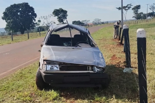 O condutor n&atilde;o possu&iacute;a Carteira Nacional de Habilita&ccedil;&atilde;o (CNH) e o ve&iacute;culo estava com o licenciamento vencido, sendo recolhido ao p&aacute;tio